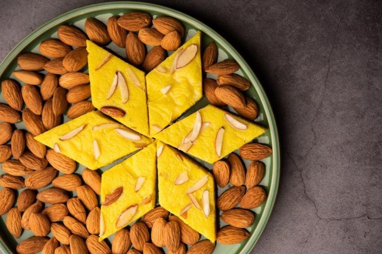 حلوى اللوز بالزعفران